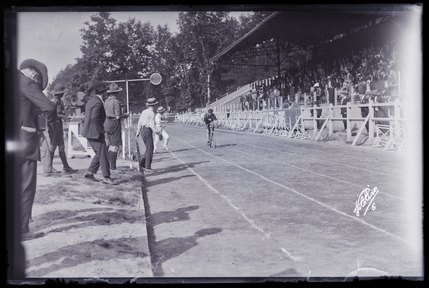 Épreuve de course cycliste par un scout de la communauté arménienne (titre factice)