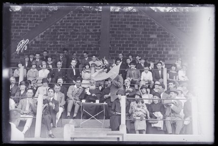 Tribunes lors d'une compétition sportive de la communauté arménienne. (titre factice)