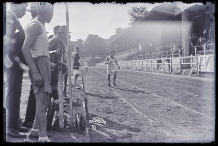 Scouts arméniens pratiquant la course à pied (titre factice)