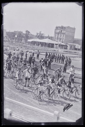 Le départ d'une course cycliste organisée par l'Union générale arménienne d'éducation physique et de scoutisme (titre factice)