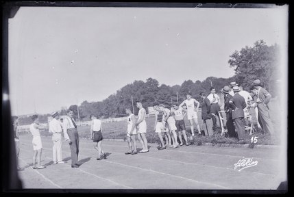 Groupe de scouts arméniens sur un stade (titre factice)