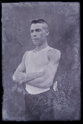 Portrait d'un scout arménien en tenue de sport (titre factice)