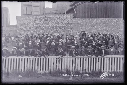 Spectateurs des 1ères Olympiades de la section de Marseille de l'Union générale arménienne de culture physique et de scoutisme. (titre factice) ; 1ères Olympiades de la section de Marseille de l'Union générale arménienne de culture physique et de scoutisme (titre de la série)