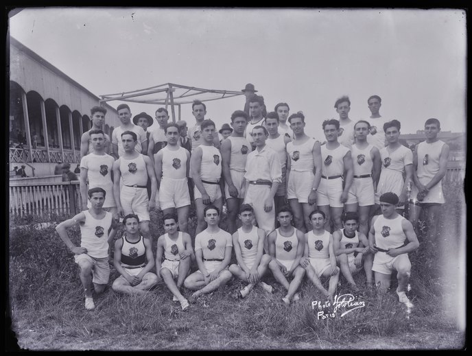 Portrait de vingt-huit scouts arméniens et de Krikor Djololian (titre factice) ; 3èmes Olympiades du 9 août 1925 à Paris (titre de la série)