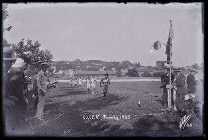 Épreuve de course à pied de scouts arméniens (titre factice)