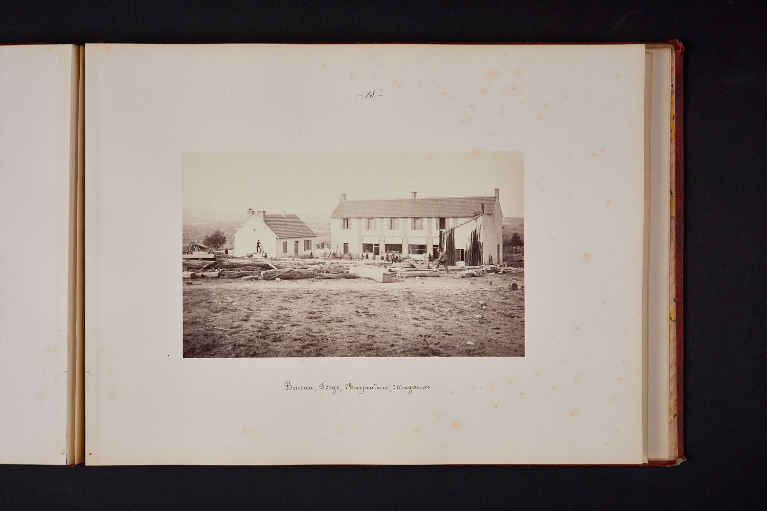 “Bureau, forge, charpenterie, magasins”