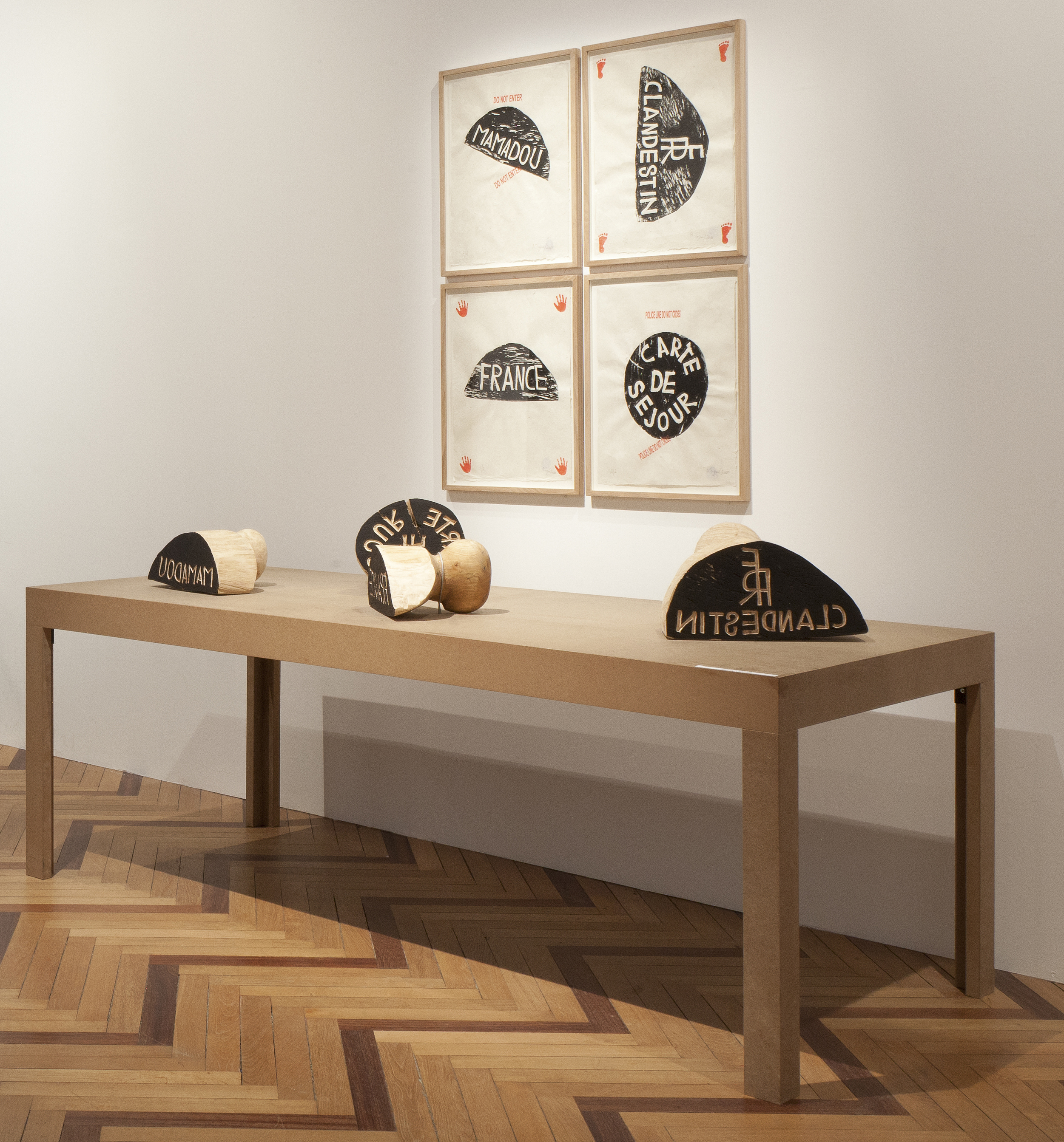 Ensemble de 4 gravures et 4 sculptures en bois