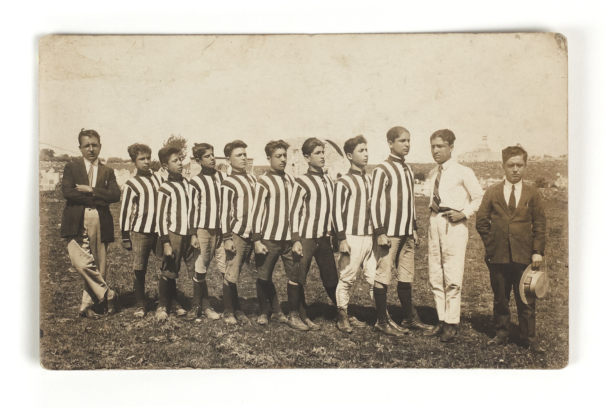 Équipe de football avec Ohannès Mampreyan à Lattaquié (titre factice)