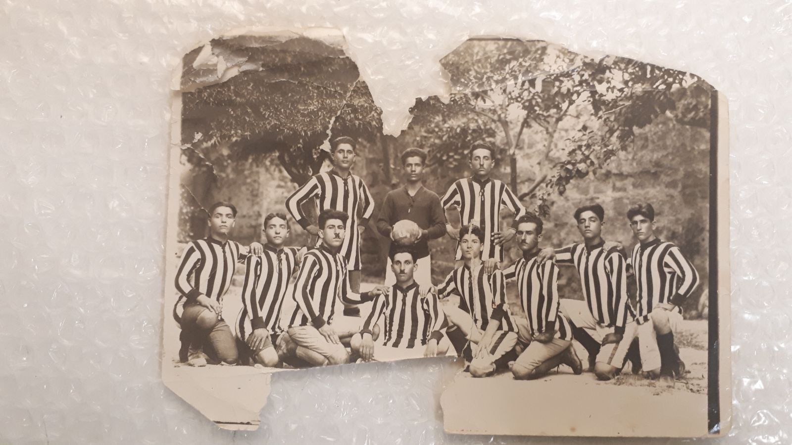 Photographie d'une équipe de football datant de l'époque du collège en Syrie (titre factice)