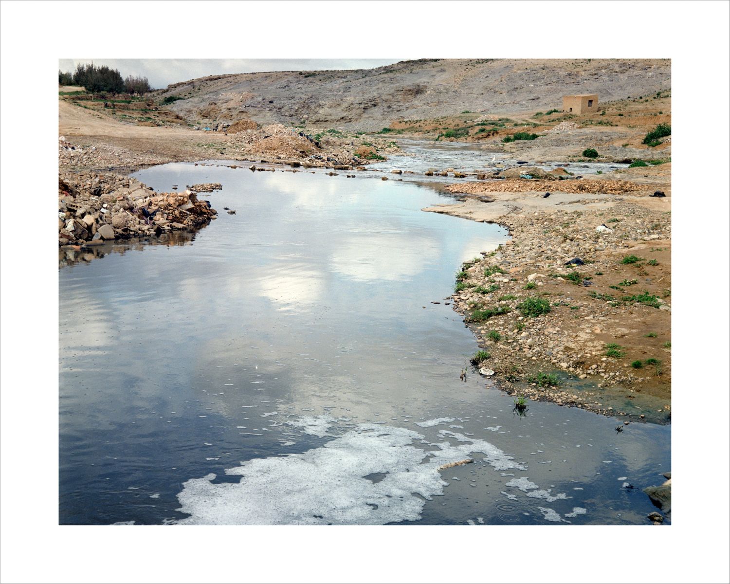 Je suis pas mort, je suis là (titre de la série)) ; Repères - Smelly Water. Vers la fronyière marocco-algérienne, 2007