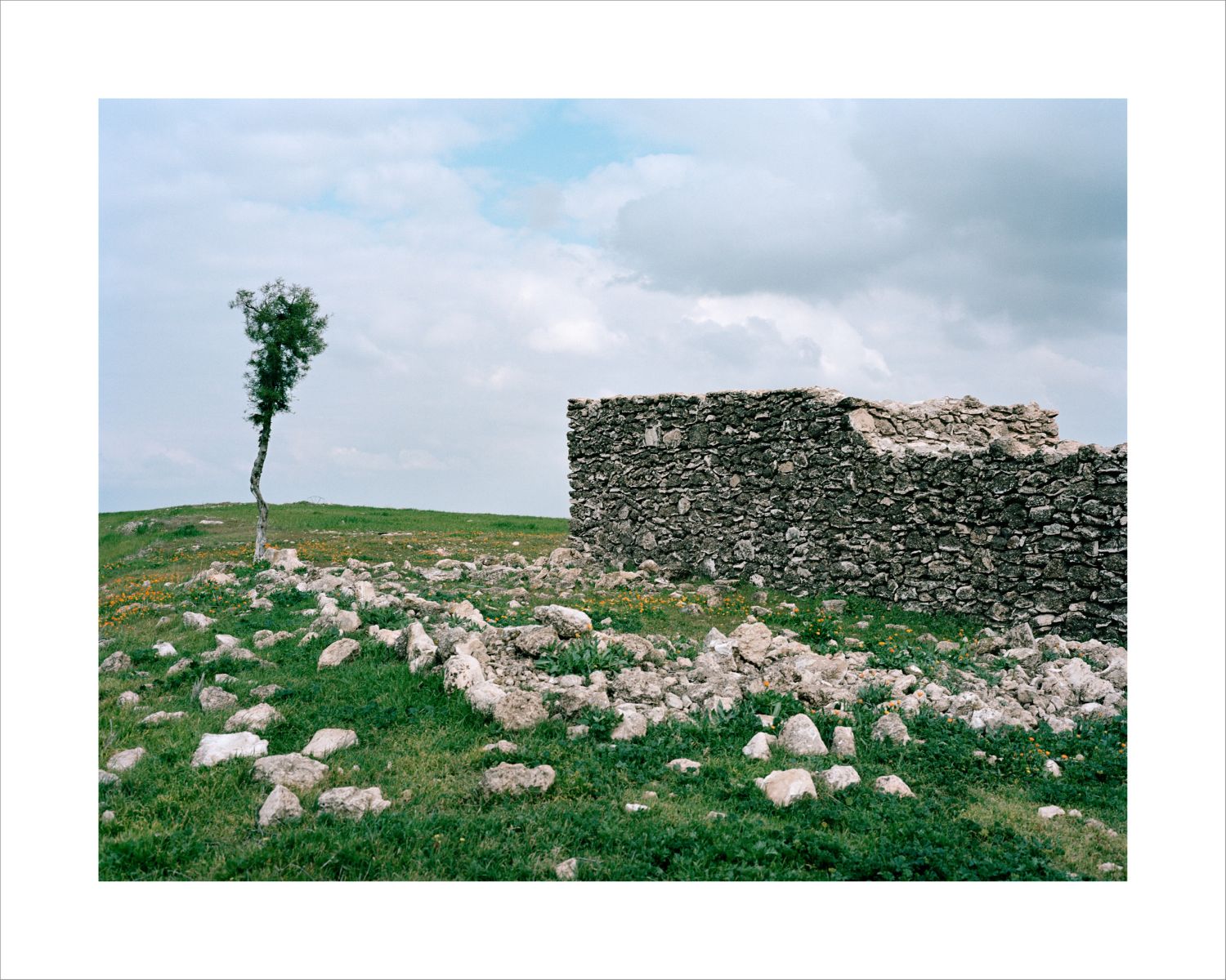Je suis pas mort, je suis là (titre de la série)) ; Disparitions - Maison abandonnée. Khouribga, Maroc, 2012