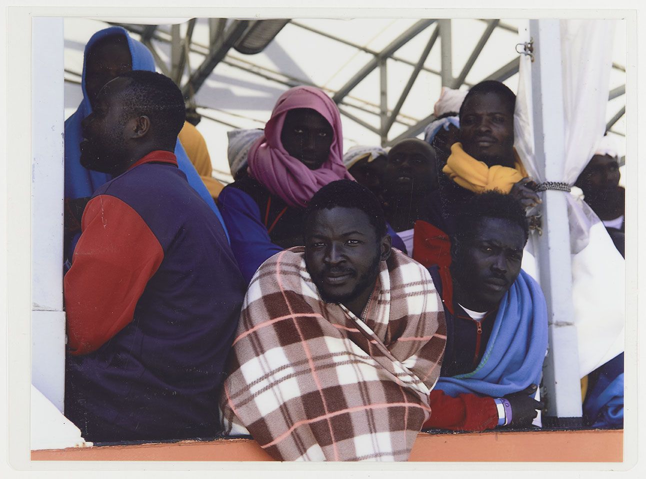 "Attente des passagers sur le pont" (titre factice)