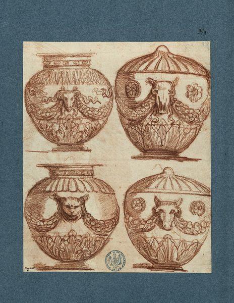 Quatre vases antiques décorés de têtes d'animaux et de guirlandes