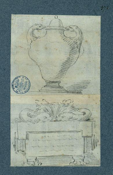Urne antique avec couvercle. Stèle décorée de deux dauphins