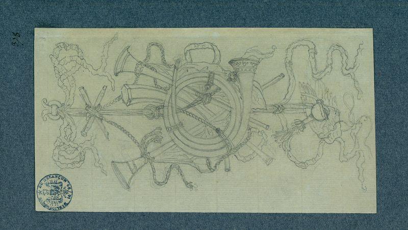 Composition décorative sur le thème des instruments à vent : au centre un cor de chasse, se croisant derrière deux trompettes et un olifant rubans et cordes