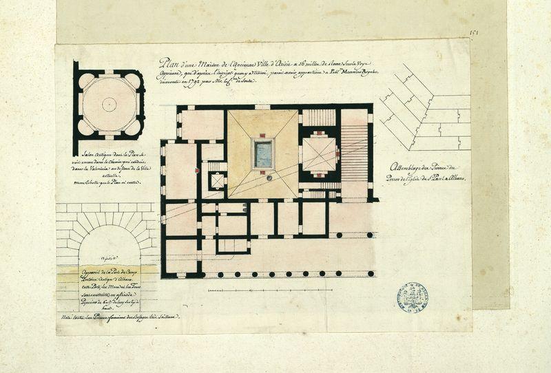 Plan d'une maison de l'ancienne ville d'Aricie à 16 milles de Rome sur la voie Appienne qui, d'après l'inscription qu'on y a trouvé, paraît avoir appartenu à Publius Memmius Regulus, découverte en 1792 par M. le Comte de Sousa. Salon antique dont le plan se voit encore dans le chemin qui conduit dans la Valerinia au-dessous de la ville actuelle. Appareil de la porte du camp prétorien antique d'Albano. Assemblage de pierres de perron de l'église de Saint-Paul à Albano