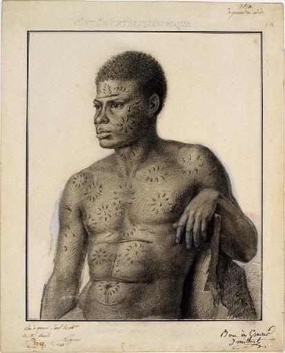 Portrait d'un homme de la côte du Mozambique portant des scarifications sur le visage, le cou, les bras et le torse