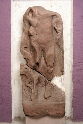 Stèle votive fragmentaire représentant Mercure