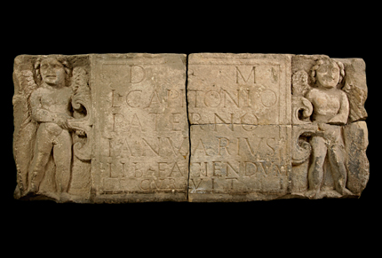 Plaque de mausolée ? dédiée à P. Carisius Paternus et à Suadillius Aventinus