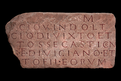Fragment de monument funéraire avec épitaphe dédiée à Ciovindus, Ciodivixtus, Tossecastion ? et Divicianus