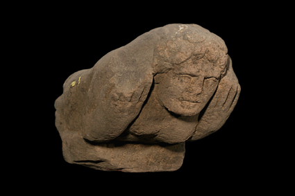 Fragment d’un groupe de Jupiter cavalier terrassant un géant anguipède représentant le torse du géant anguipède et une plinthe