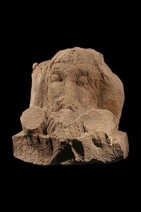 Fragment d’un groupe de Jupiter cavalier terrassant un géant anguipède représentant la tête du géant anguipède et ses avant-bras