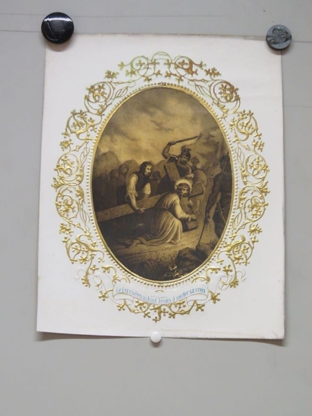 5eme Station. Le Cyrenéen aidant Jésus à porter sa croix. (titre inscrit, français)