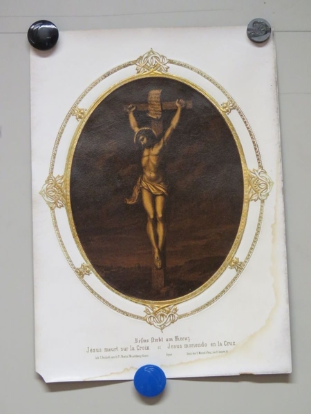 Jésus meurt sur la croix. (titre inscrit, allemand, français, espagnol)
