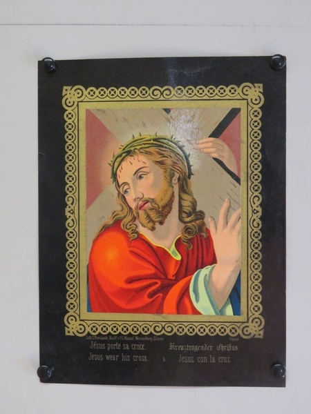 Jésus porte sa croix. (titre inscrit, français, allemand, anglais, espagnol)