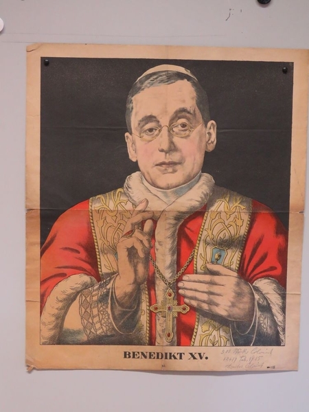 Benedikt XV. (titre inscrit, allemand) ; Benoît XV (tritre traduit)