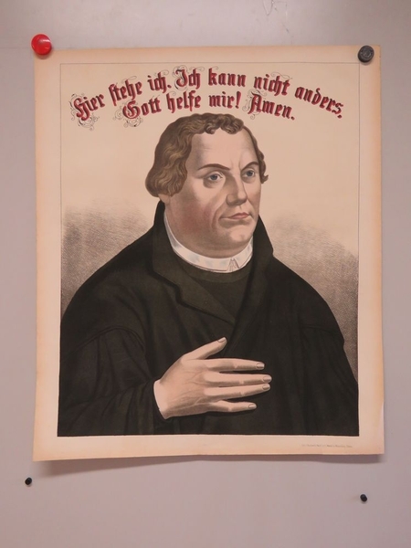 Hier stehe ich. Ich kann nicht anders. Gott helfe mir ! Amen. (titre inscrit, allemand) ; Me voici. Je n'y peux rien. Dieu aide moi ! Amen. (titre traduit)