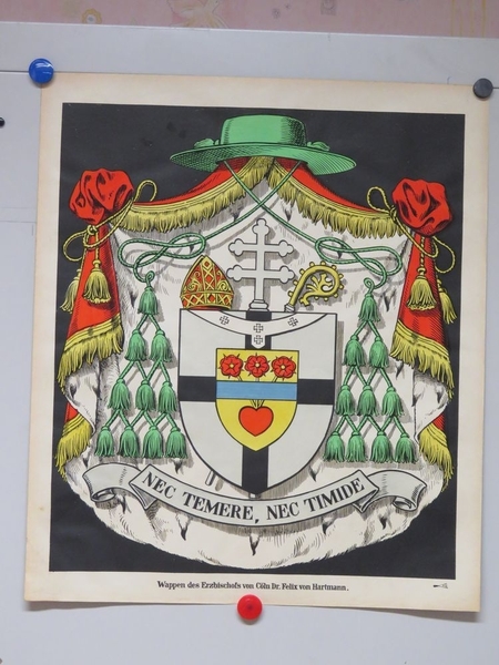 Wappen des Erzbischofs von Cöln Dr. Felix von Hartmann. (titre inscrit, allemand) ; armoiries de l''archevêque Felix von Hartmann de Cologne. (titre traduit)