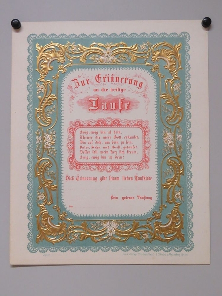 Zur Erinnerung an die heilige Taufe (titre inscrit, allemand) ; En mémoire du saint baptême (titre traduit)
