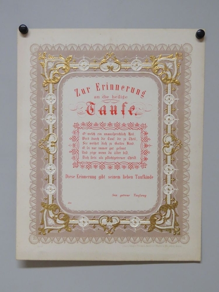 Zur Erinnerung an die heilige Taufe (titre inscrit, allemand) ; En mémoire du saint baptême (titre traduit)