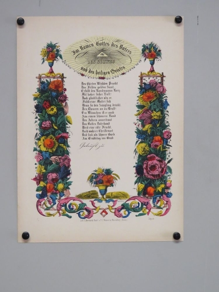 Im Namen Gottes des Vaters / DES SOHNES / und des heiligen Geistes. (titre inscrit, allemand) Au nom de Dieu le Père, le Fils et le Saint-Esprit. (titre traduit)