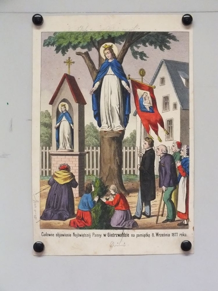 Cudowne objawienie Najswietszej Panny w Gietrzwa dzie na pamiatke 8. Wrzesnia 1877 roku. (titre inscrit, polonais) ; L'apparition miraculeuse de la Bienheureuse Vierge Marie à Gietrzwa d en mémoire du 8 septembre 1877 (titre traduit)