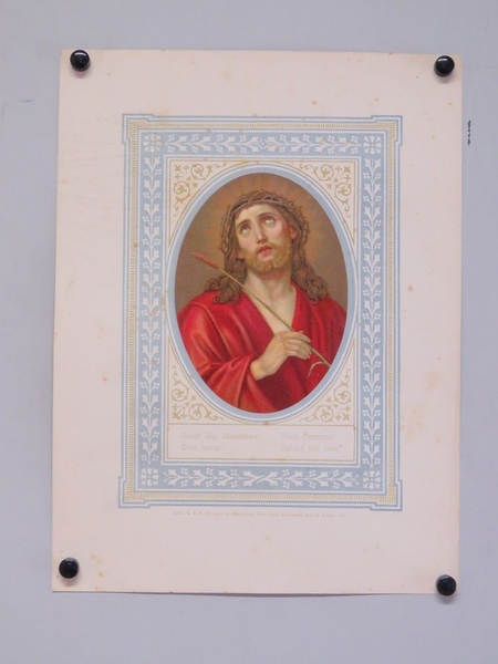 Ecce homo ! (titre inscrit, allemand, français, latin, anglais)