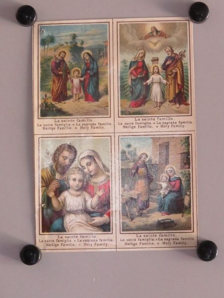 La sainte famille (titre inscrit, français, italien, espagnol, allemand, anglais)