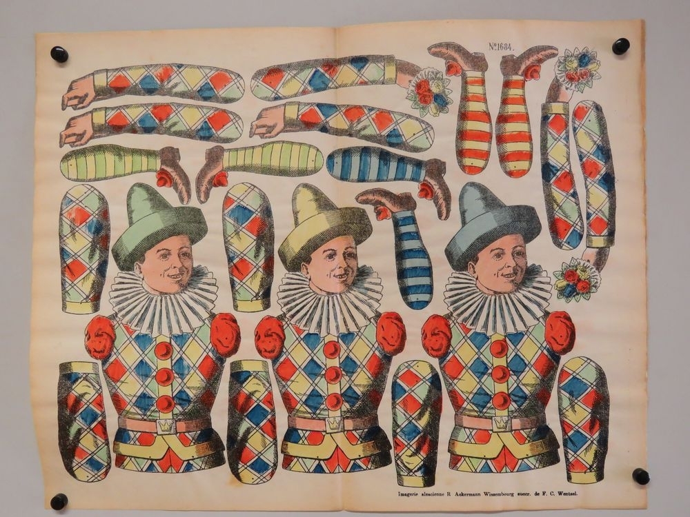 Trois pantins, arlequins aux pompons et aux fleurs. (titre factice)