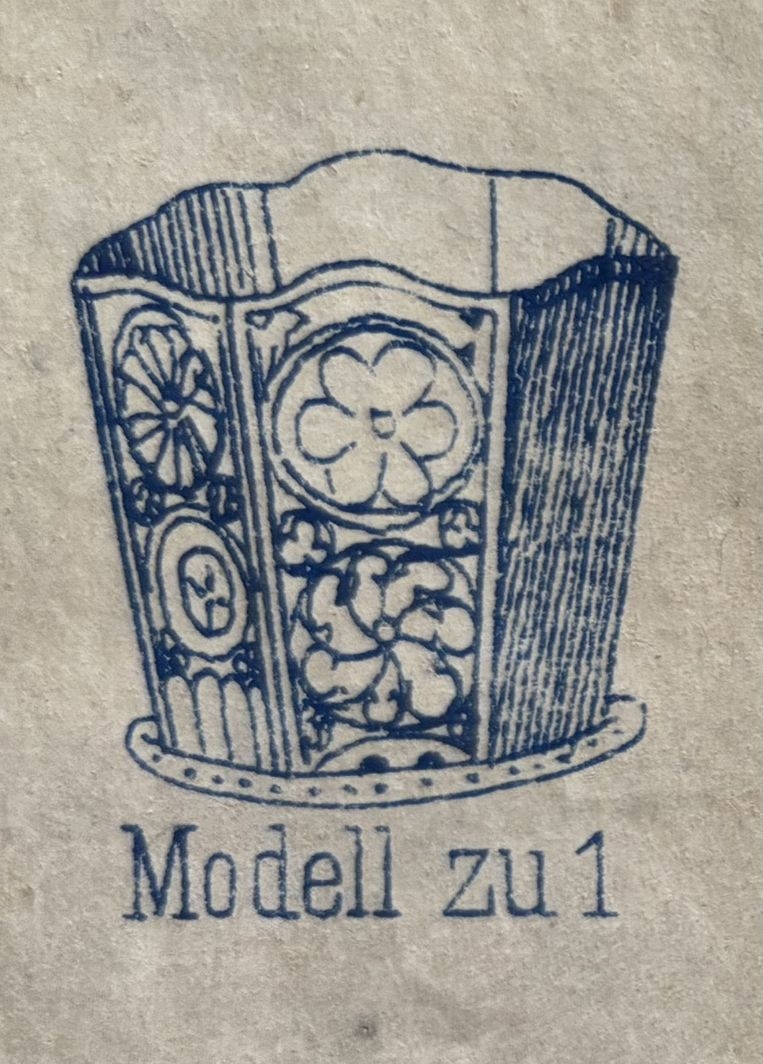 Laubsägevorlagen. Blumentopf. Streichhölzchenhalter. (titre inscrit, allemand) ; Modèle pour scie à chantourner. Cache-pot. Porte-allumettes. (titre traduit)