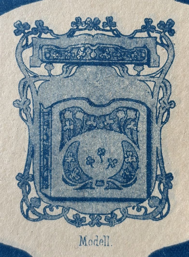 Laubsägevorlagen. Toilettentasche & Kammkästchen. (titre inscrit, allemand) ; Modèle pour scie à chantourner. Trousse de toilette & coffret à peignes. (titre traduit)