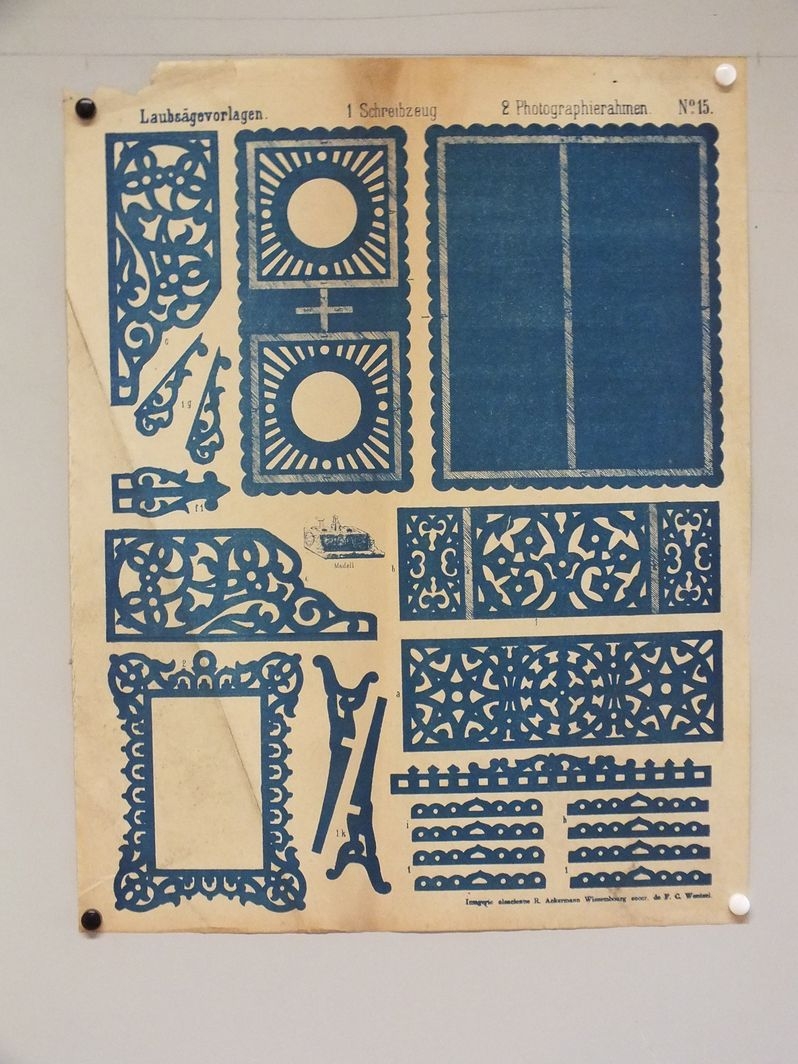 Laubsägevorlagen. Schreibzeug. Photographierahmen. (titre inscrit, allemand) ; Modèle pour scie à chantourner. Matériel d'écriture. Cadre photo. (titre traduit)
