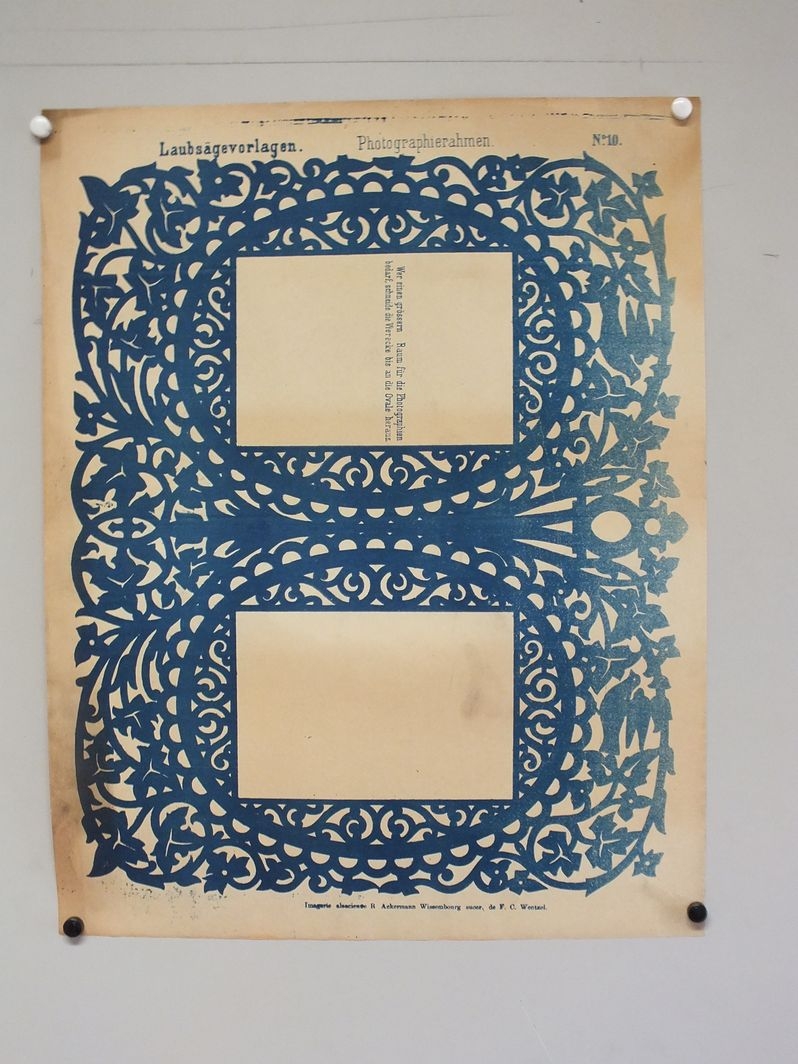 Laubsägevorlagen. Photographierahmen. (titre inscrit, allemand) ; Modèle pour scie à chantourner. Cadre photo. (titre traduit)