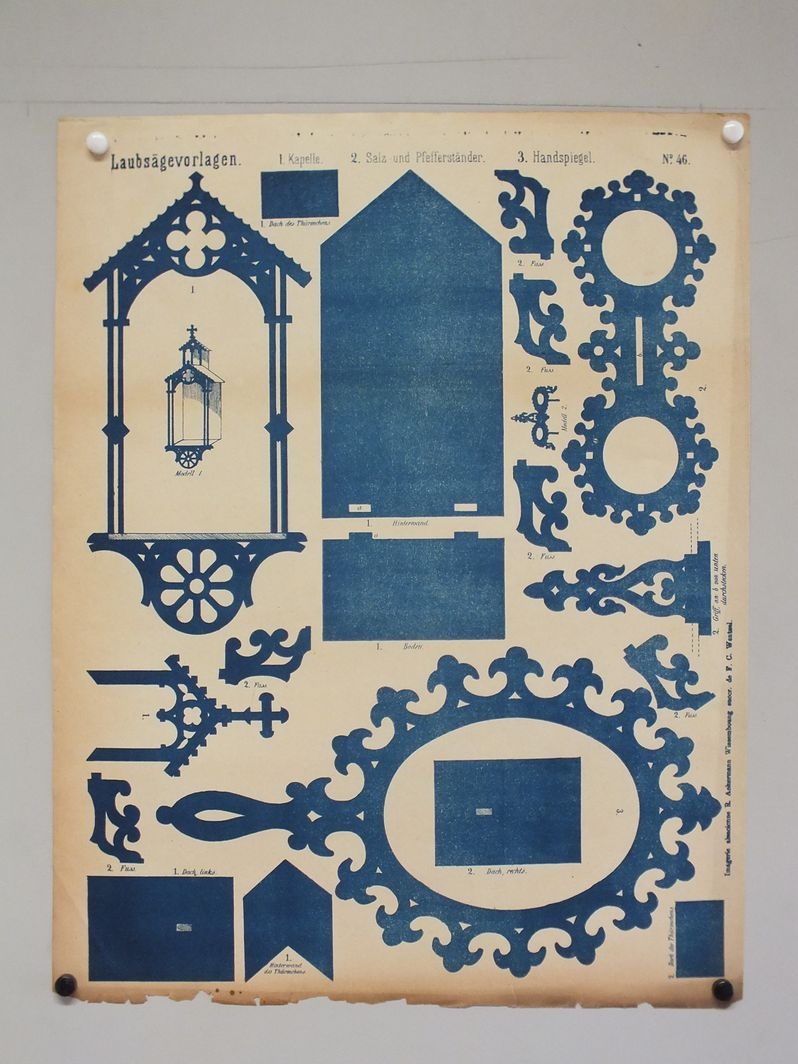 Laubsägevorlagen. Kapelle. Salz-und Pfefferständer. Handspiegel. (titre inscrit, allemand) ; Modèle pour scie à chantourner. Chapelle. Porte-sel et porte-poivre. Miroir de poche. (titre traduit)
