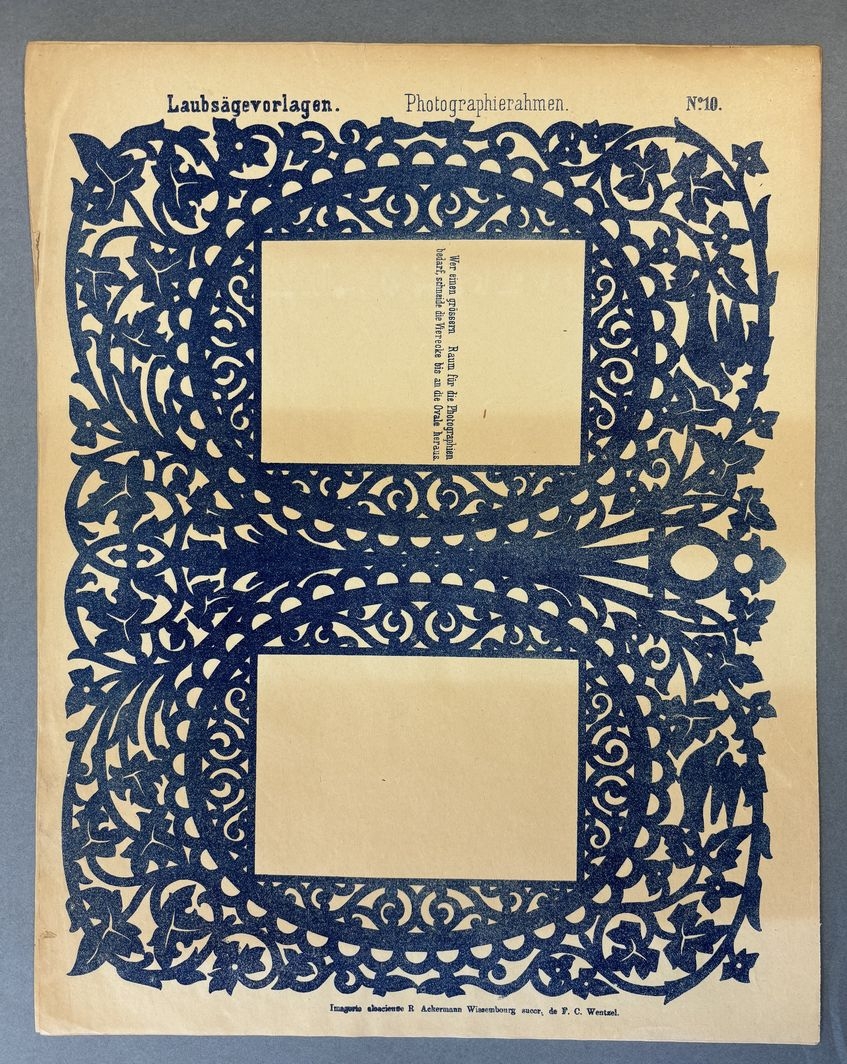 Laubsägevorlagen. Photographierahmen. (titre inscrit, allemand) ; Modèle pour scie à chantourner. Cadre photo. (titre traduit)