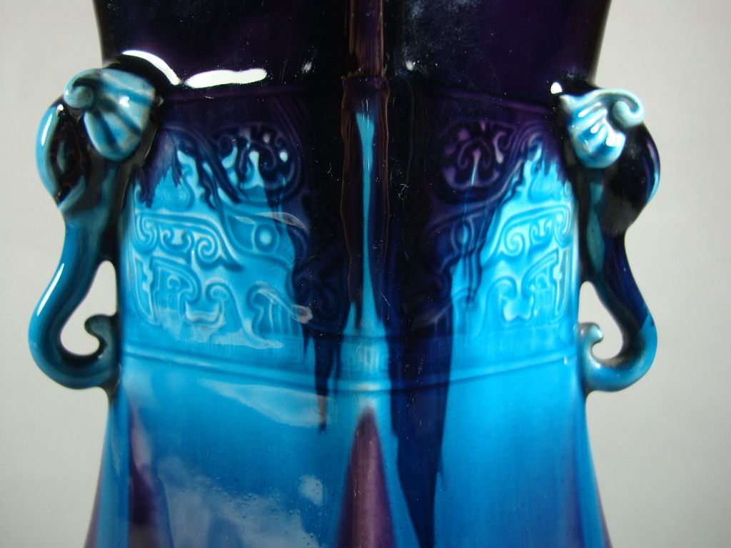 vase-cornet à têtes d'éléphants