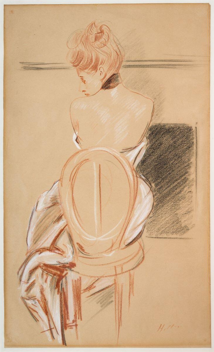 Alice Helleu de dos devant la cheminée