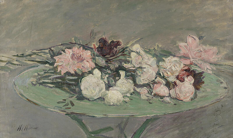Jeté de fleurs sur une table de jardin