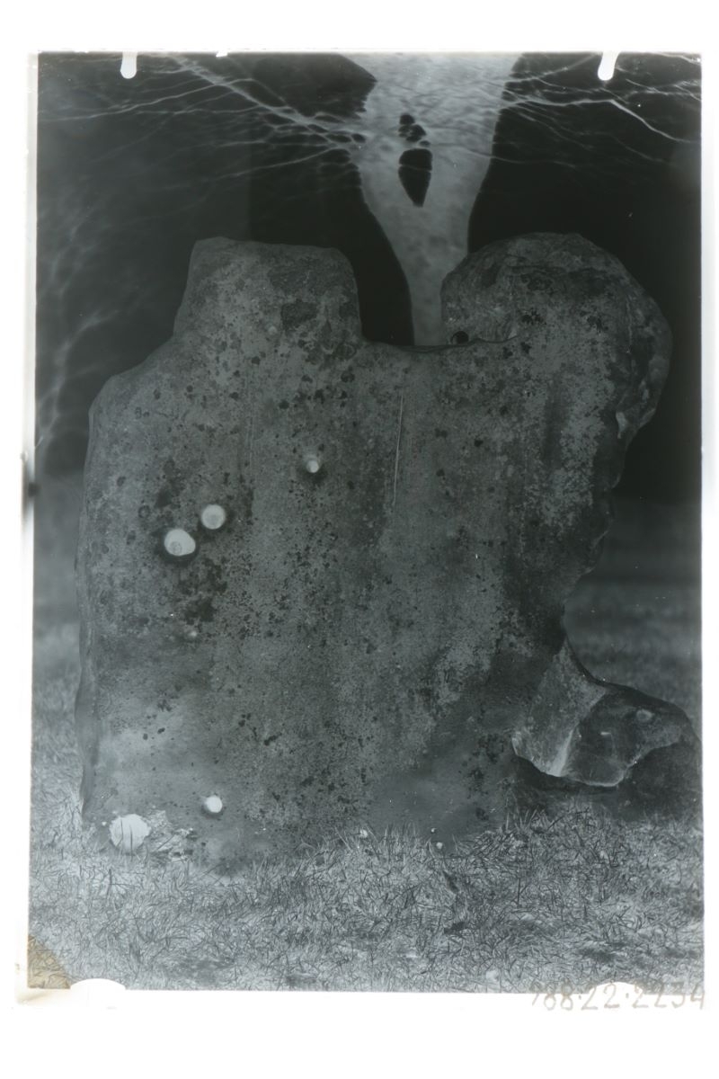 "Pierre sanglante" (titre factice)