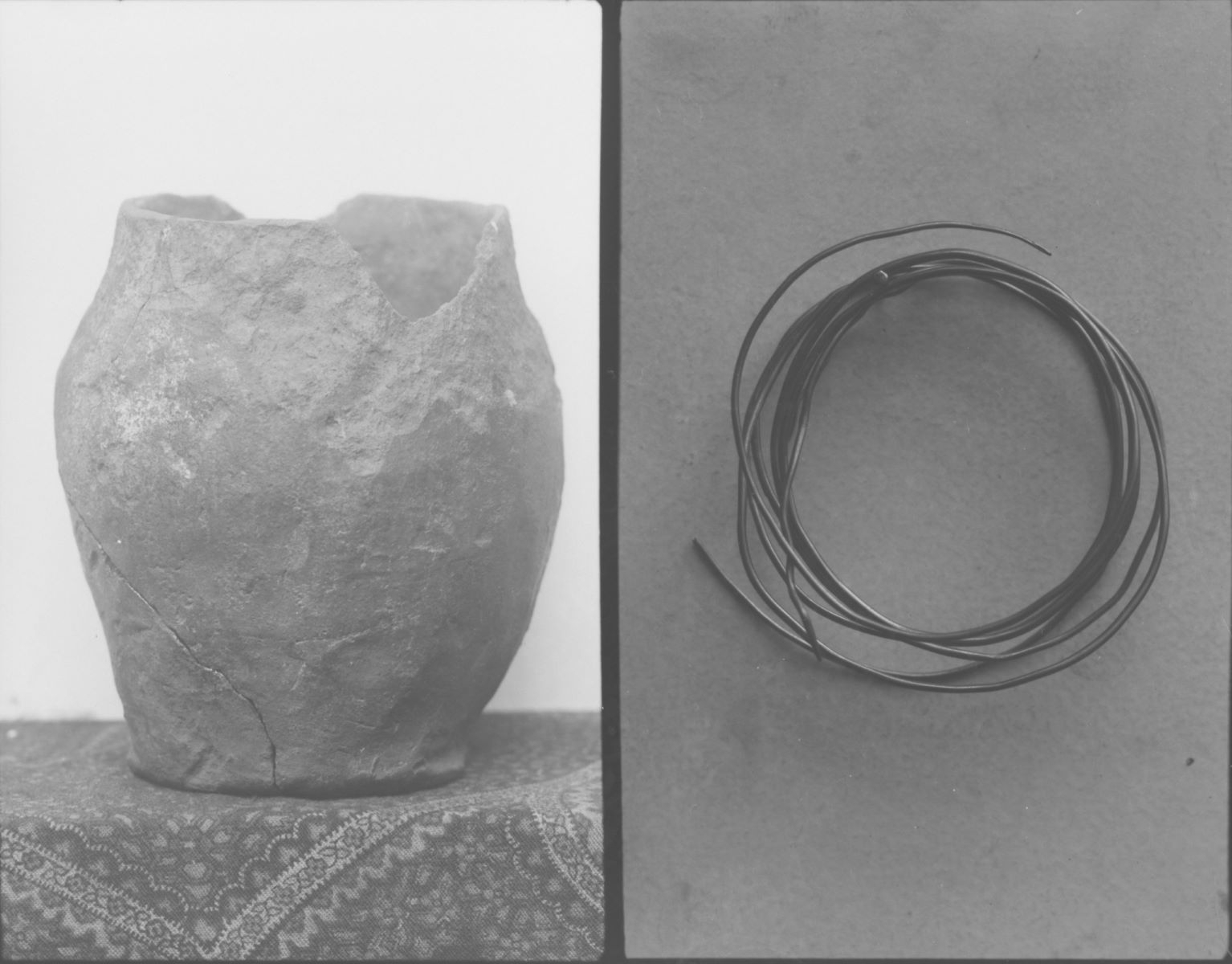 Vase en terre cuite et fil de bronze (titre factice)